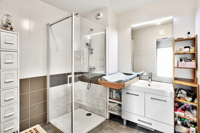 Appartement F3 à vendre - 3 pièces - 72.2 m2 - RILLIEUX LA PAPE - 69 - RHONE-ALPES - Century 21 Agence Du Camp