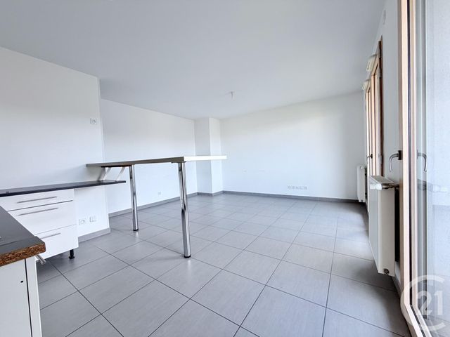 Afficher la photo en grand Appartement T3 à vendre - 3 pièces - 60.46 m2 - SATHONAY CAMP - 69 - RHONE-ALPES - Century 21 Agence Du Camp