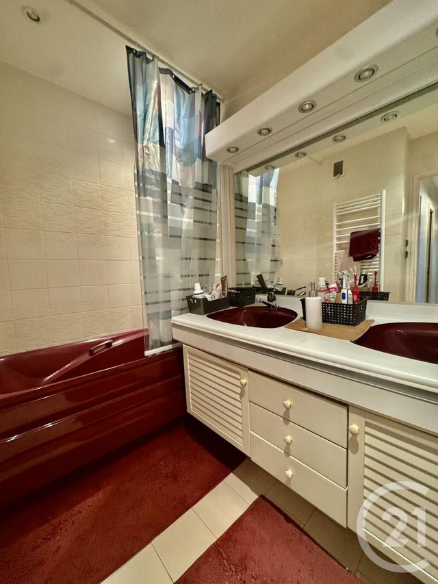 Appartement T5 à vendre - 5 pièces - 107.14 m2 - RILLIEUX LA PAPE - 69 - RHONE-ALPES - Century 21 Agence Du Camp