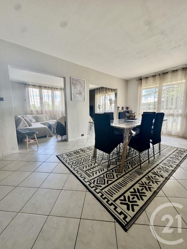 Appartement T5 à vendre - 5 pièces - 107.14 m2 - RILLIEUX LA PAPE - 69 - RHONE-ALPES - Century 21 Agence Du Camp