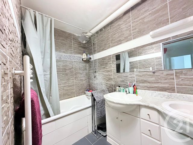 Appartement T3 à vendre - 4 pièces - 76.0 m2 - SATHONAY CAMP - 69 - RHONE-ALPES - Century 21 Agence Du Camp