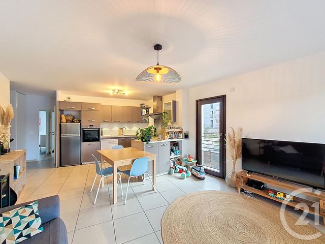 Appartement T3 à vendre - 3 pièces - 63.0 m2 - SATHONAY CAMP - 69 - RHONE-ALPES - Century 21 Agence Du Camp